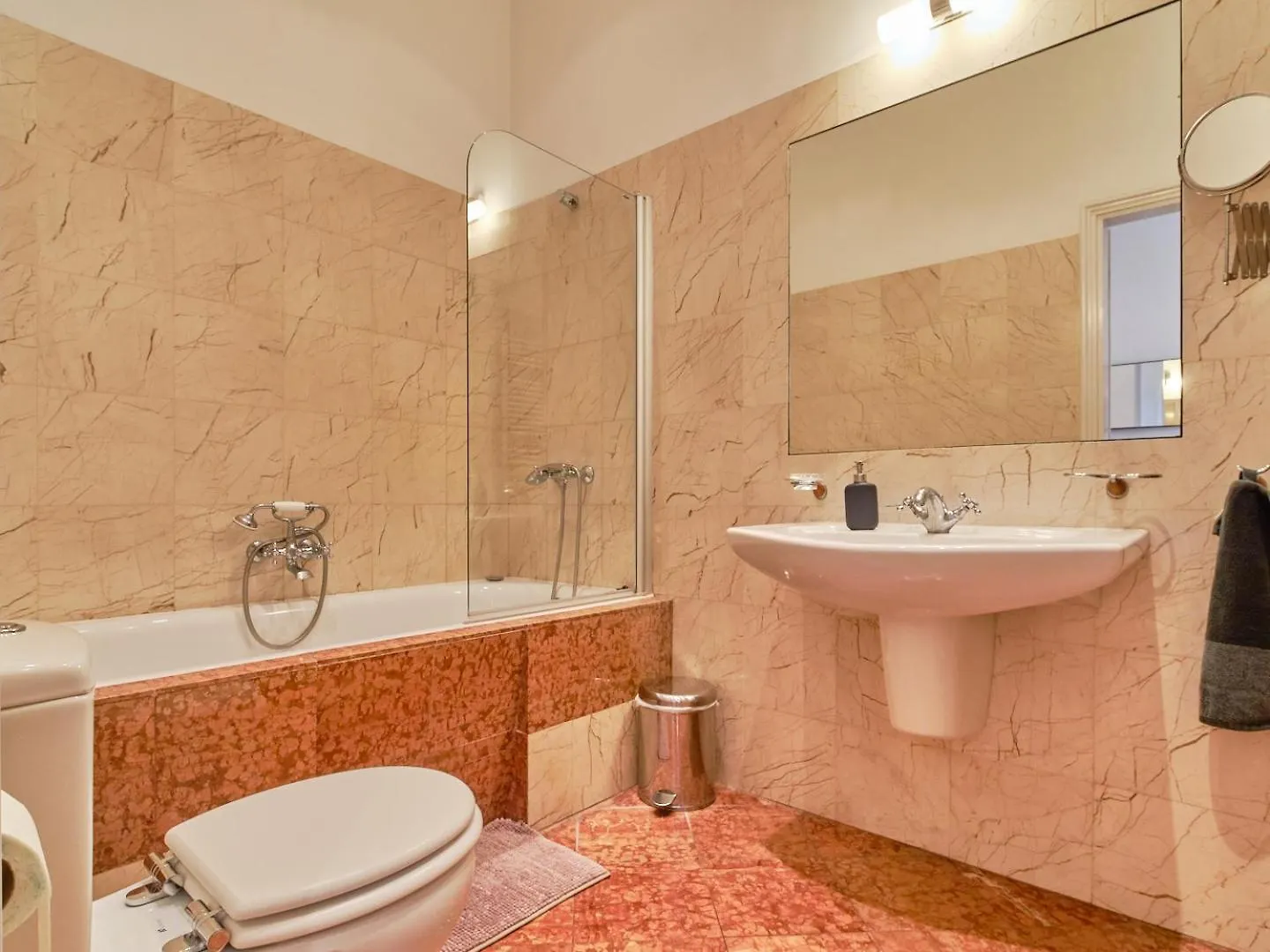 Charming Budapest Apartment With Parliament Views Ungheria