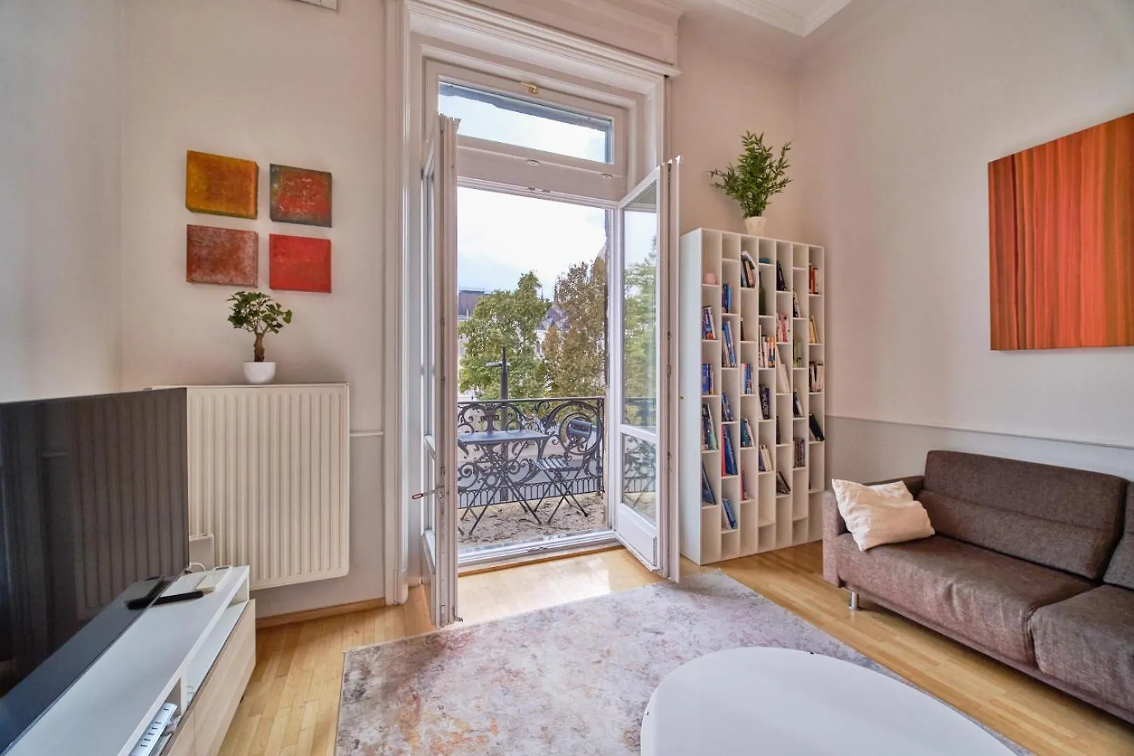 Charming Budapest Apartment With Parliament Views 0*,  Ungheria