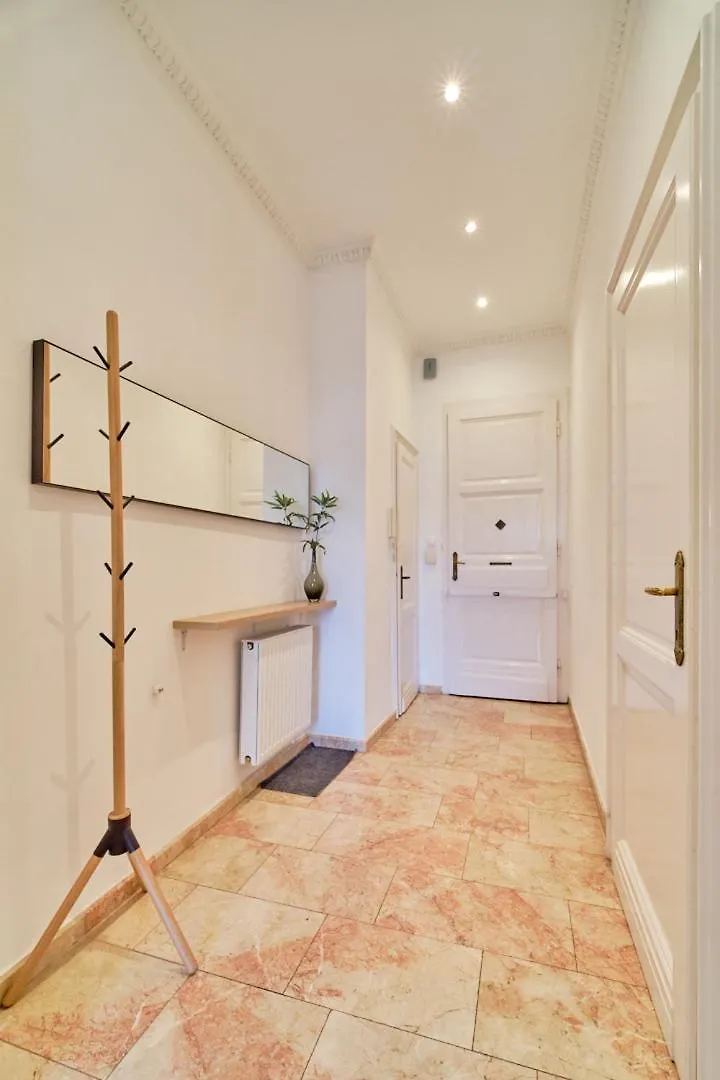 Charming Budapest Apartment With Parliament Views הונגריה