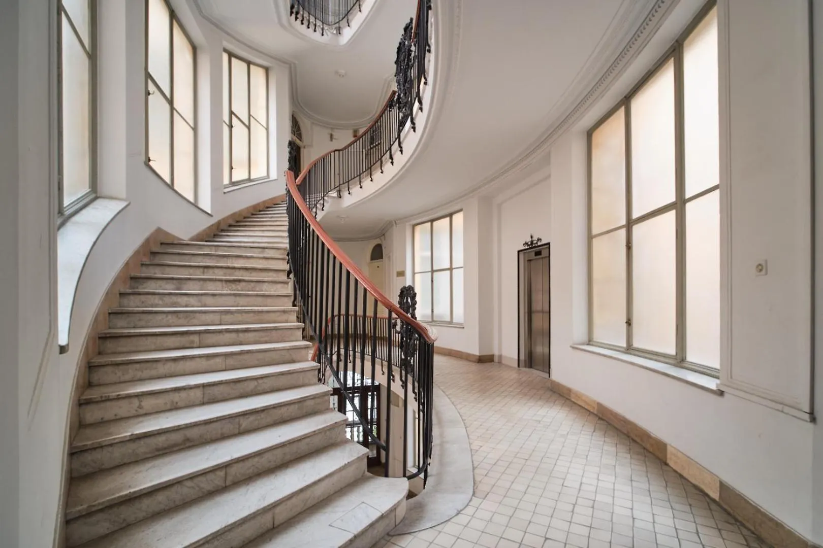 הקונטקטים של Charming Budapest Apartment With Parliament Views
